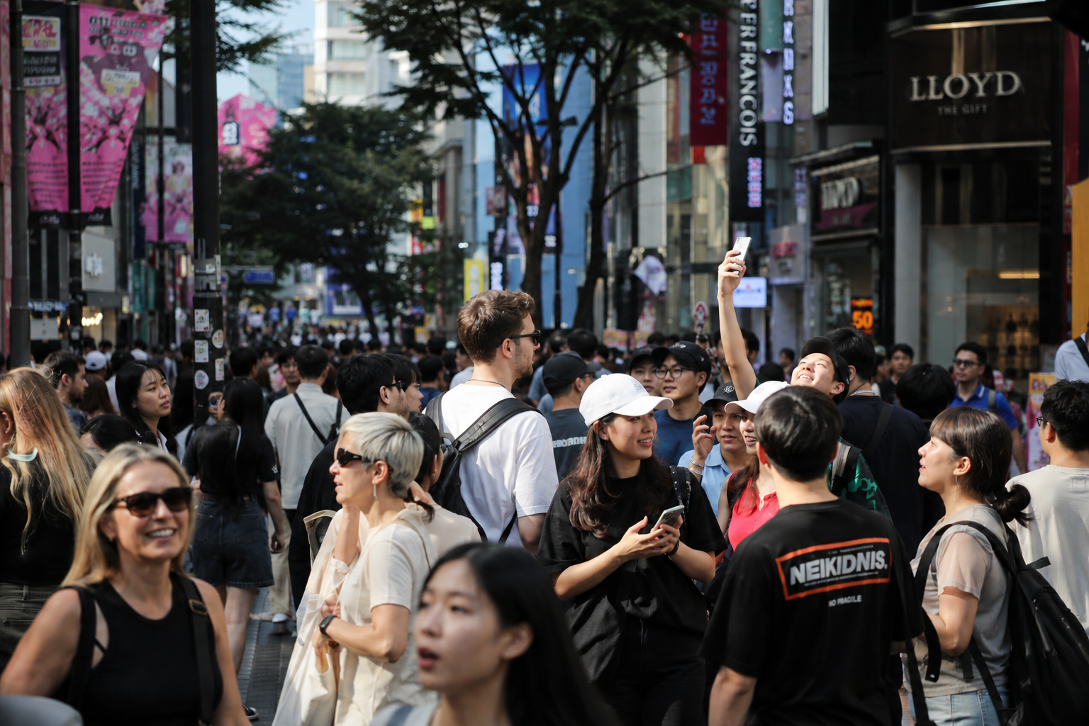 한중일 황금연휴, 명동이 다시 붐빈다 커버 이미지